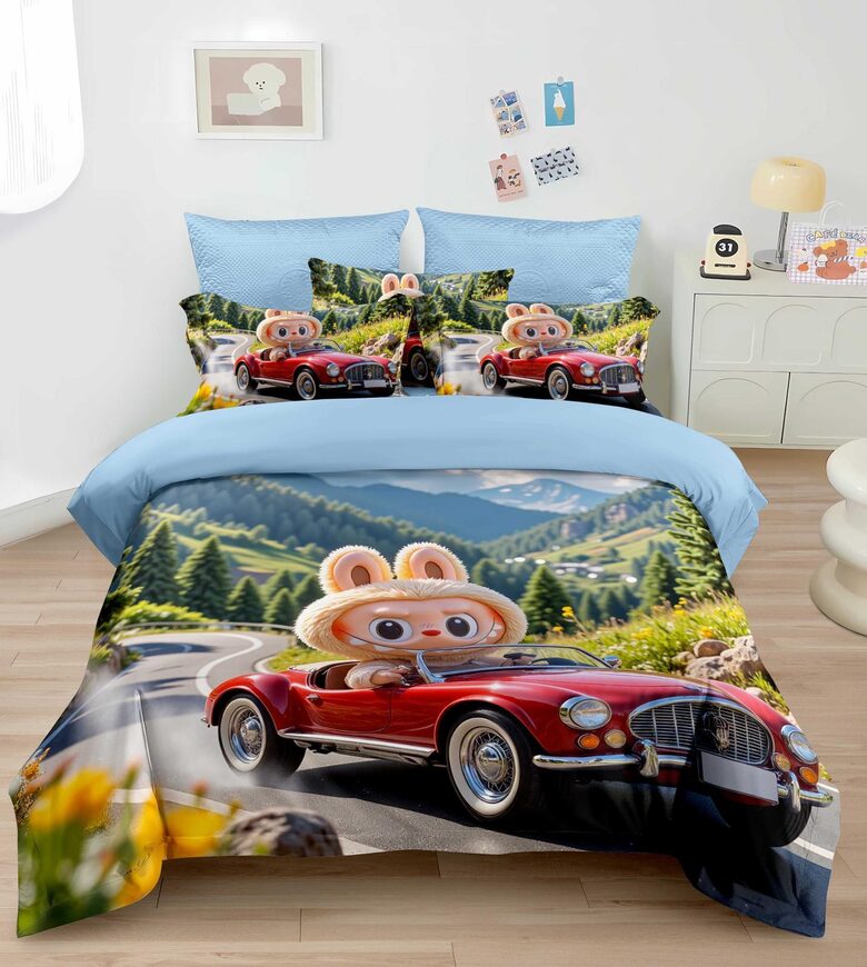 Bērnu gultasveļa - LABUBU sarkanā mašīnā