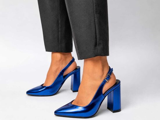 Elegantas zilas augstpapēžu kurpes